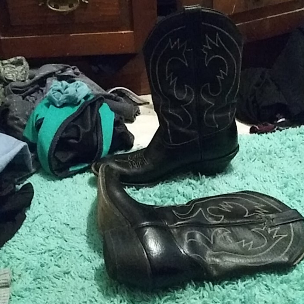 Shoes - Picture 2 of 4
